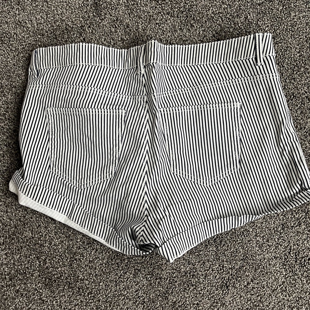 STRIPED SHORT SHORTS - Picture 2 of 2